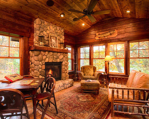 Rustikaler Wintergarten mit Kaminsims aus Stein Ideen, Design & Bilder