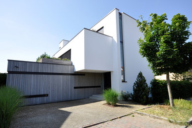 Vierstöckiges Modernes Haus mit brauner Fassadenfarbe und Flachdach in Stuttgart
