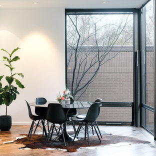 ソルトレイクシティの広いコンテンポラリースタイルのLDKの画像 (白い壁、無垢フローリング)