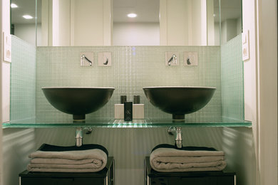 На фото: главная ванная комната среднего размера с открытым душем, инсталляцией и настольной раковиной