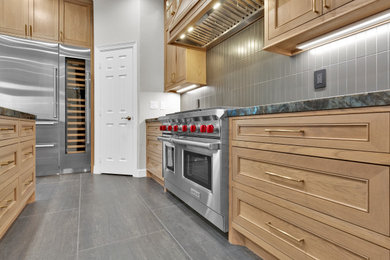 Kitchen - transitional kitchen idea in Houston