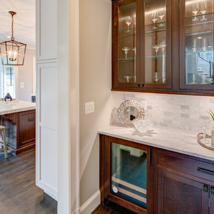 ワシントンD.C.の中サイズのトランジショナルスタイルのおしゃれなウェットバー (落し込みパネル扉のキャビネット、濃色木目調キャビネット、御影石カウンター、グレーのキッチンパネル、大理石の床、濃色無垢フローリング、茶色い床、グレーのキッチンカウンター) の写真