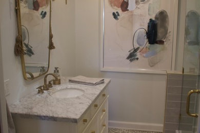 サンタバーバラにある小さなトランジショナルスタイルのおしゃれなバスルーム (浴槽なし) (シェーカースタイル扉のキャビネット、白いキャビネット、グレーのタイル、大理石の洗面台、グレーの洗面カウンター、コーナー型浴槽、シャワー付き浴槽	、セラミックタイル、グレーの壁、セラミックタイルの床、アンダーカウンター洗面器、グレーの床、開き戸のシャワー) の写真
