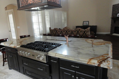 Kitchen - traditional kitchen idea in Dallas