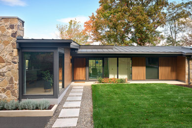 Inspiration for a mid-century modern exterior home remodel in Philadelphia