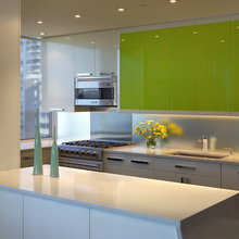 color: green