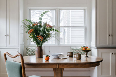 Dining room - traditional dining room idea in Chicago