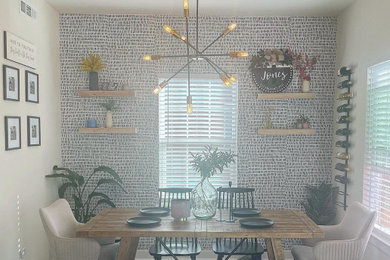 Diseño de comedor campestre pequeño con con oficina, paredes grises, suelo laminado, suelo gris y papel pintado