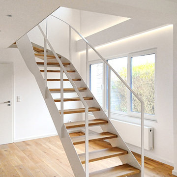 Wohnraum, geschwungene Treppe