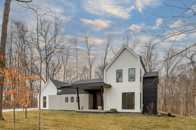 Mittelgroßes, Zweistöckiges Skandinavisches Haus mit weißer Fassadenfarbe, Schindeldach, grauem Dach und Wandpaneelen in Cincinnati