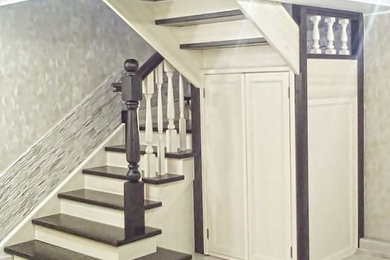 На фото: п-образная деревянная лестница среднего размера в классическом стиле с деревянными ступенями и деревянными перилами с