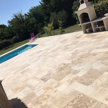 Terrasse et contour de piscine en travertin