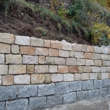 Stützmauer aus Granit und Sandstein