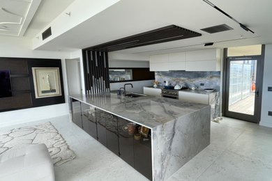 Kitchen - modern kitchen idea in San Diego