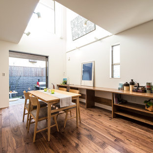 福岡のミッドセンチュリースタイルのLDKの画像 (白い壁、無垢フローリング、茶色い床)