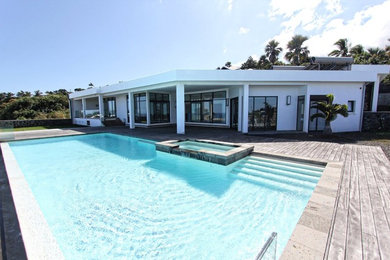 Idée de décoration pour une piscine minimaliste.
