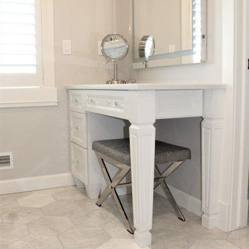 Showplace EVO Master Bath & Vanity in Edgewater White Dove