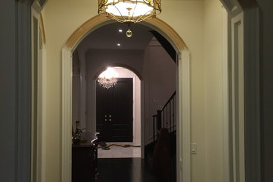 Idee per un ingresso o corridoio classico con soffitto ribassato