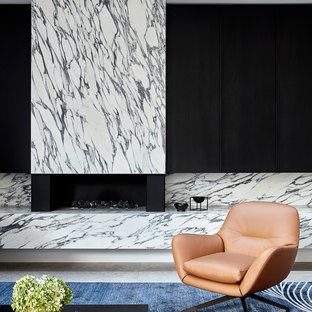 Idéer för stora funkis vardagsrum, med kalkstensgolv, en standard öppen spis, en spiselkrans i sten, en dold TV och grått golv