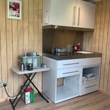 Mrs M – Lymington, Hampshire – 3.2m x 2.4m Cedar Contemporary Garden Kitchen