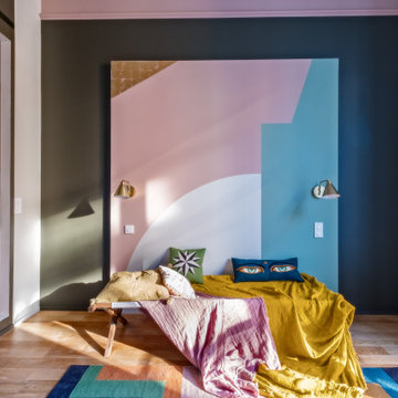 La suite parentale colorée d'un pied-à-terre parisien
