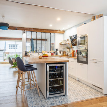 Cuisine bois et blanc avec îlot central en bois massif sur mesure