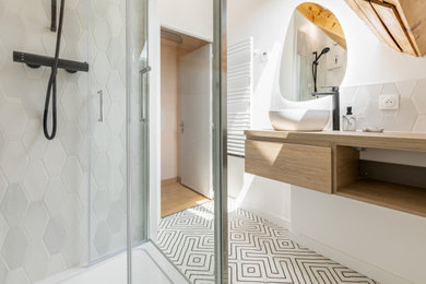 Idée de décoration pour une petite salle d'eau design avec un carrelage blanc, un mur blanc, carreaux de ciment au sol, un sol noir, du carrelage bicolore et meuble simple vasque.