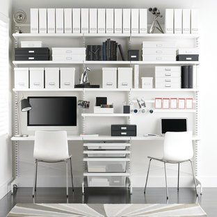 他の地域の中サイズのモダンスタイルのおしゃれな書斎 (淡色無垢フローリング、白い壁) の写真