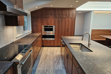 Kitchen - modern kitchen idea in New York