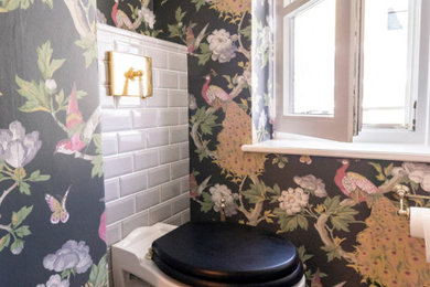 Mittelgroße Klassische Gästetoilette mit Wandtoilette, grauen Fliesen, Keramikfliesen, Keramikboden, Waschtischkonsole und Tapetenwänden in München