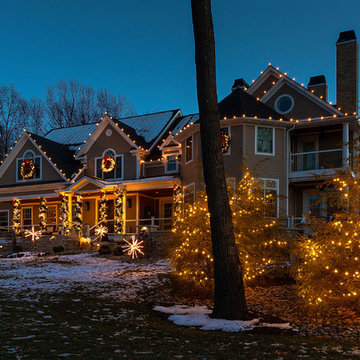 Traditional Outdoor Holiday Decor