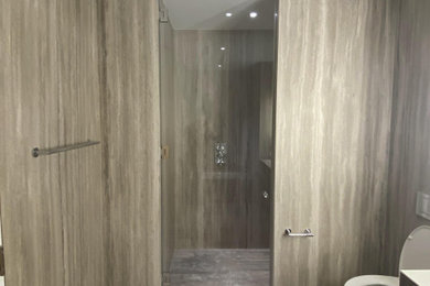 ニューヨークにあるお手頃価格の広いおしゃれな浴室 (白い洗面カウンター) の写真