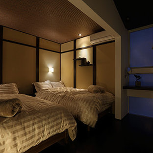 Foto di una piccola camera da letto etnica con pareti grigie, pavimento in gres porcellanato e pavimento grigio