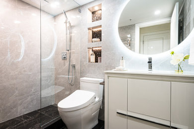 Example of a minimalist bathroom design in Vancouver