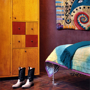 Bild på ett eklektiskt huvudsovrum, med lila väggar och klinkergolv i terrakotta