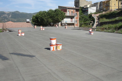 Impermeabilizzazione tetto di una scuola con membrana elastomerica riflettente