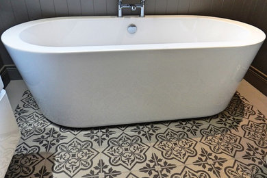 Kleines Stilmix Kinderbad mit freistehender Badewanne, grauer Wandfarbe, Porzellan-Bodenfliesen und grauem Boden in Sonstige