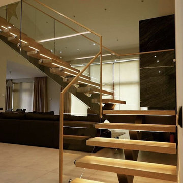 Поворотная лестница с стеклянным ограждением