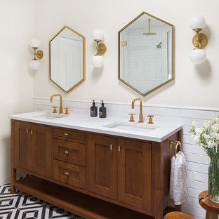 Ispirazione per una stanza da bagno minimalista con ante con riquadro incassato, ante in legno scuro, vasca freestanding, doccia ad angolo, piastrelle bianche, piastrelle in ceramica, pareti bianche, pavimento in cementine, lavabo sottopiano, top in quarzite, pavimento multicolore e porta doccia a battente