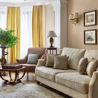 Создайте стильный интерьер: изолированная гостиная комната в стиле современная классика с бежевыми стенами и ковровым покрытием - последний тренд