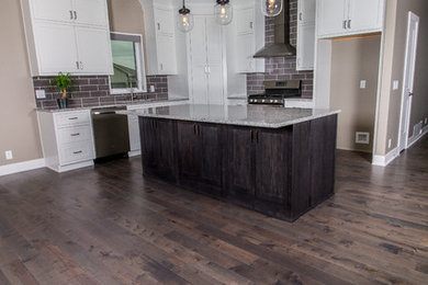 Kitchen - transitional kitchen idea in Omaha