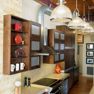 Industrial Küchen mit Rückwand aus Steinfliesen Ideen, Design & Bilder