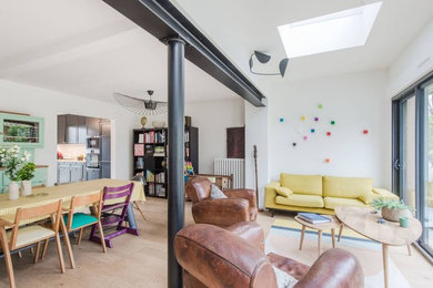 Inspiration pour un grand salon bohème ouvert avec parquet clair et aucun téléviseur.
