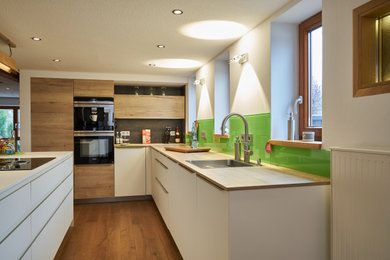 Weiße Küche mit grünen Details