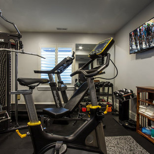 ソルトレイクシティの中サイズのトラディショナルスタイルのおしゃれなトレーニングルーム (グレーの壁、黒い床) の写真