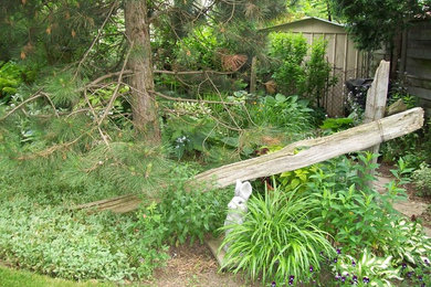 Design ideas for a shabby-chic style landscaping in Toronto.