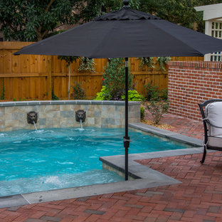 タンパの小さいオーダーメイドトラディショナルスタイルのおしゃれなプール (レンガ敷き) の写真