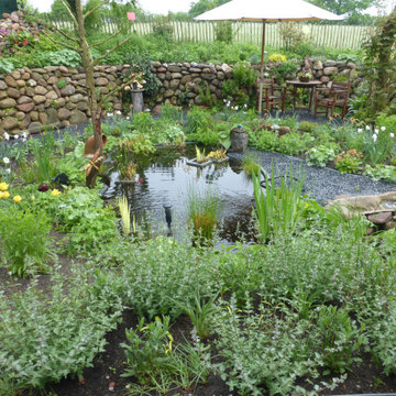 Ländlicher Garten mit kleinem Teichbecken