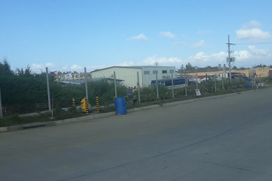 Example of an urban home design design in Other