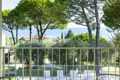 Esempio di una terrazza contemporanea di medie dimensioni con un tetto a sbalzo